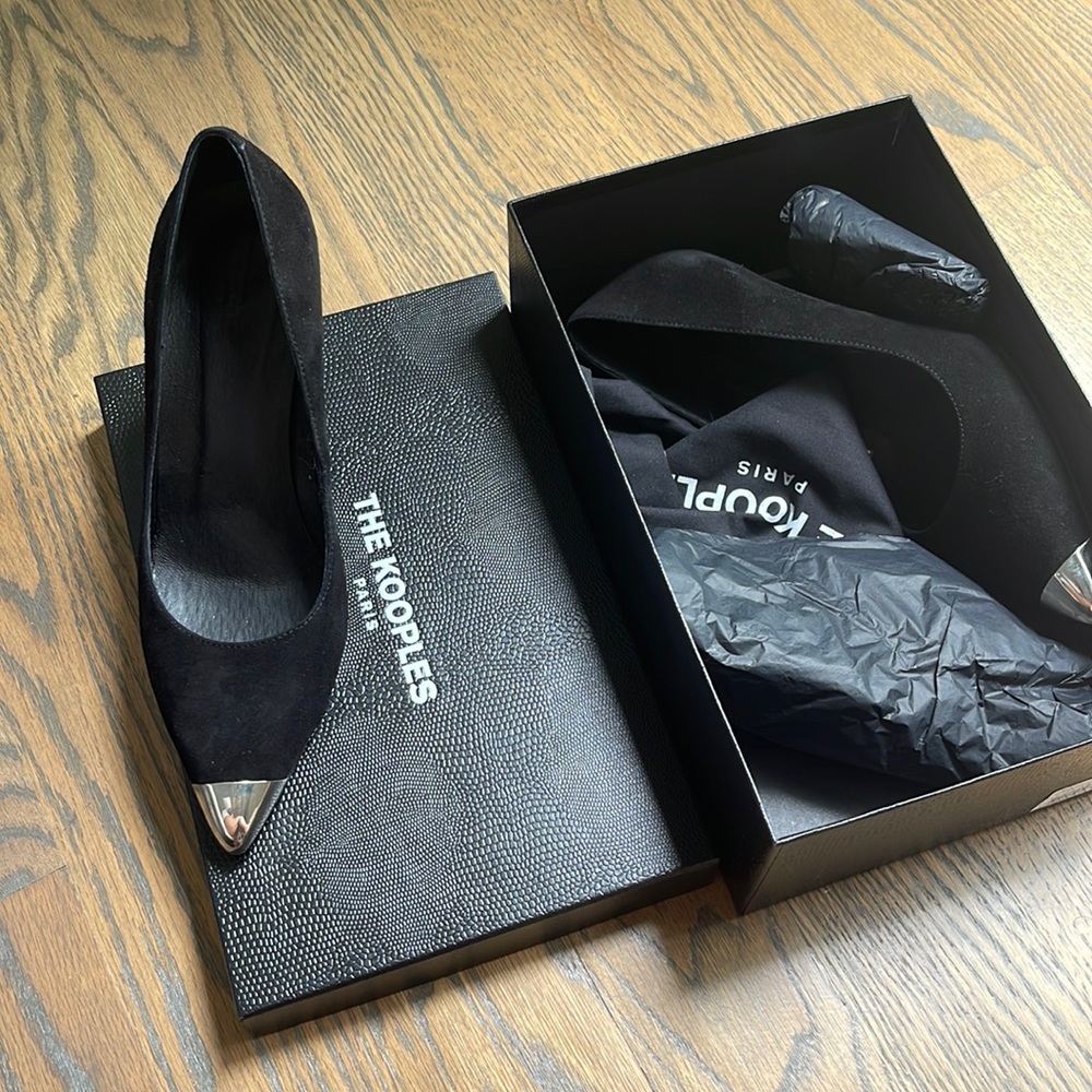 Black pumps
